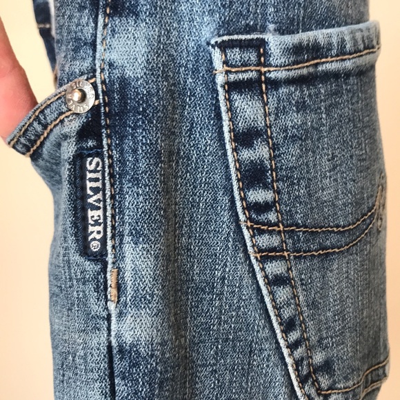 Silver jeans. Low rise with a fan detail on legs. Great stretch fabric. - Picture 14 of 15
